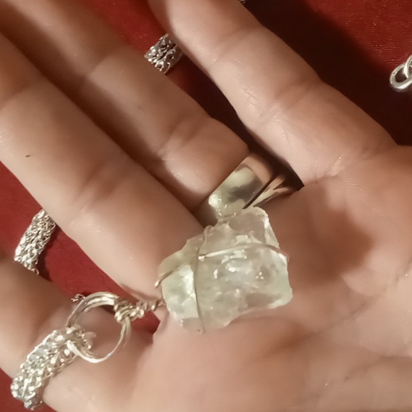 Wire wrapped quartz clear crystal pendant. - Picture 4 of 4